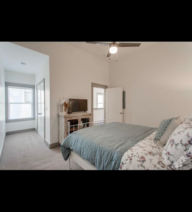 Building Photo - 2209 15th Ave N