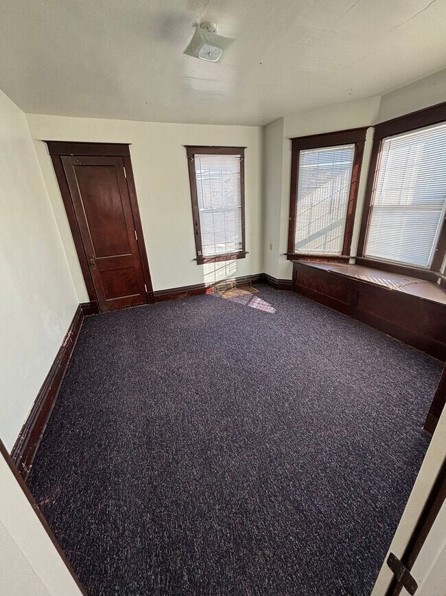 Building Photo - 128 E Davenport St