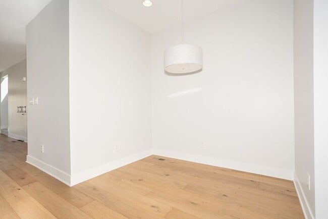 Building Photo - 2 Bedroom Townhome in Chatham Arch