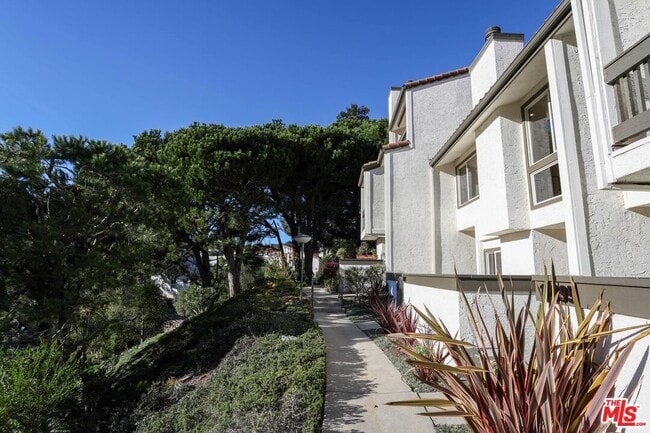 Building Photo - 17097 Palisades Cir