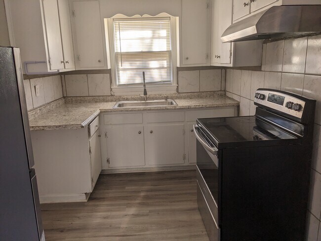 Building Photo - 111 Carroll Ave W