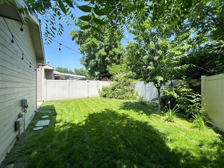 Building Photo - 3098 S Cadet Ln