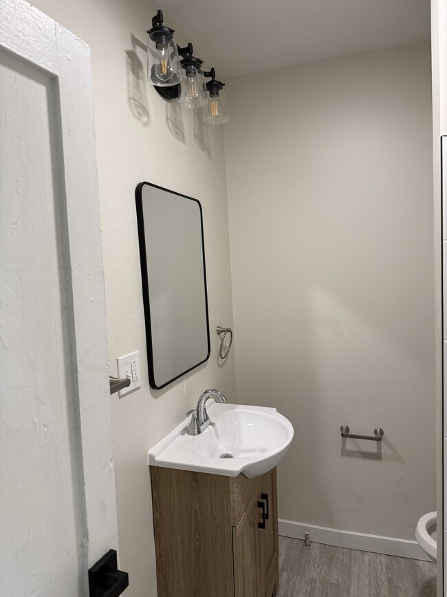 Building Photo - 532 Vermont Ave