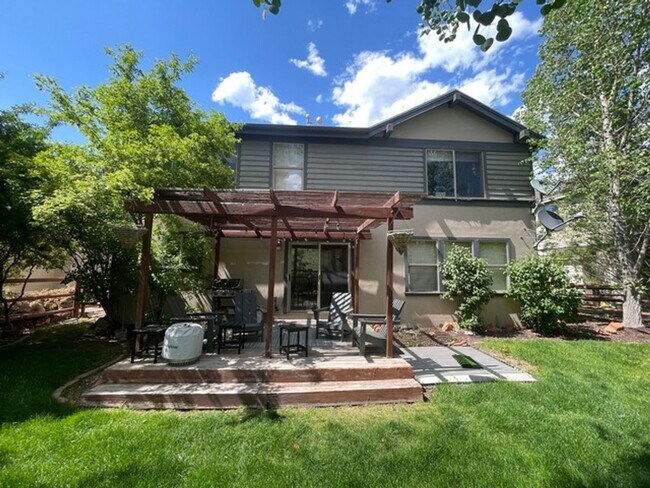Building Photo - Family Friendly Trailside Home