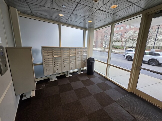 Building Photo - 290 Pleasant St