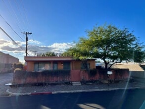 Building Photo - Quaint Two Bedroom