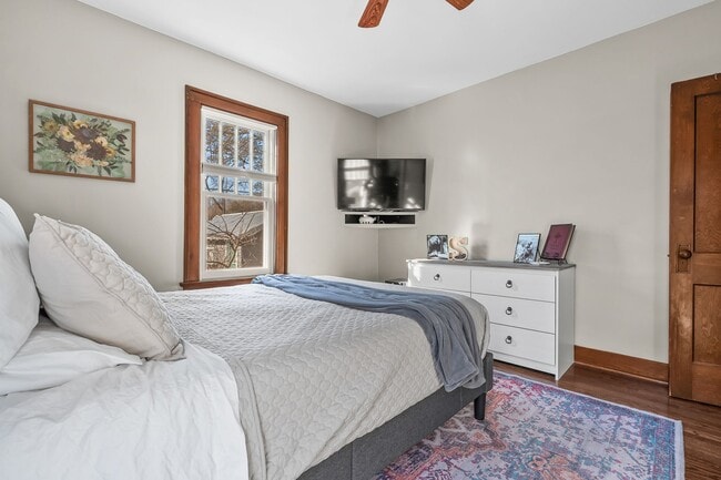 Building Photo - Charming 2-Bedroom Home for Rent in the He...