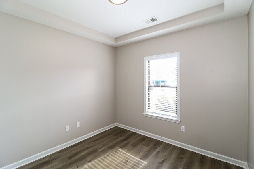 Building Photo - 300 Mossy Springs Dr