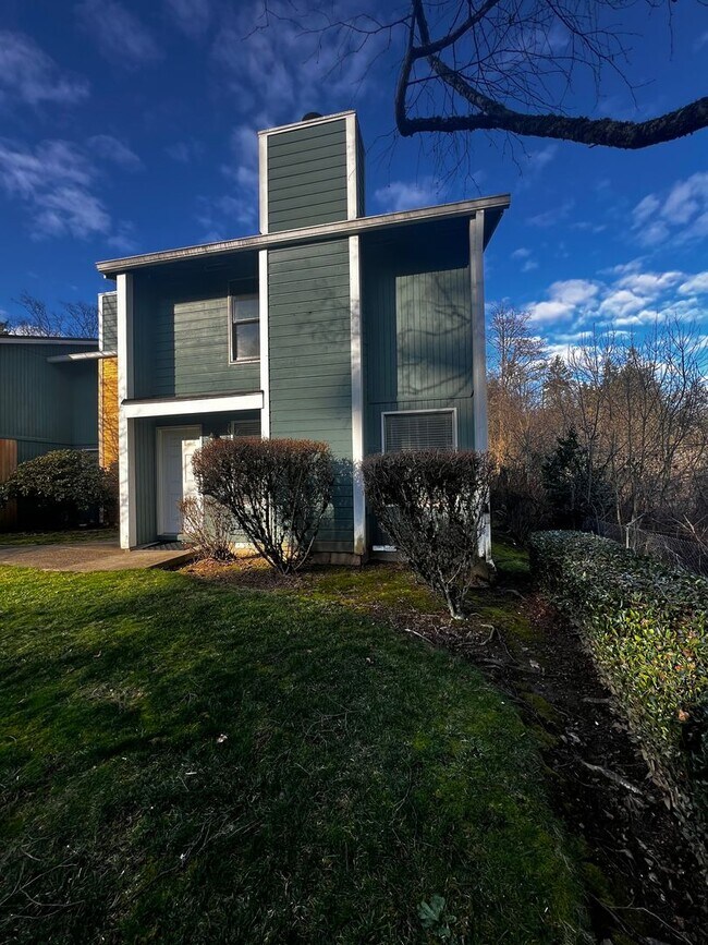 Building Photo - $500 off 1st Rent - Spacious 3 bedroom, 1.5 bathroom Townhouse, Lush Greenspace