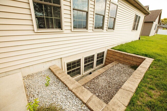 Building Photo - 3 Bed (with 4th bed potential downstairs),...