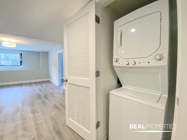 Building Photo - 2 bedroom in EVANSTON IL 60202