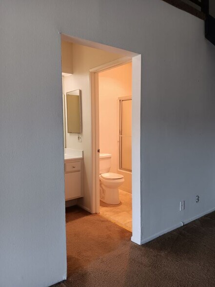 Building Photo - 10965 Fruitland Dr