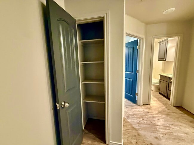 Building Photo - 909 Manchester Ct