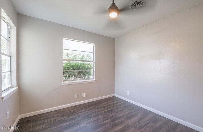 Building Photo - 3 br, 1 bath House - 1302 N W S Young Dr