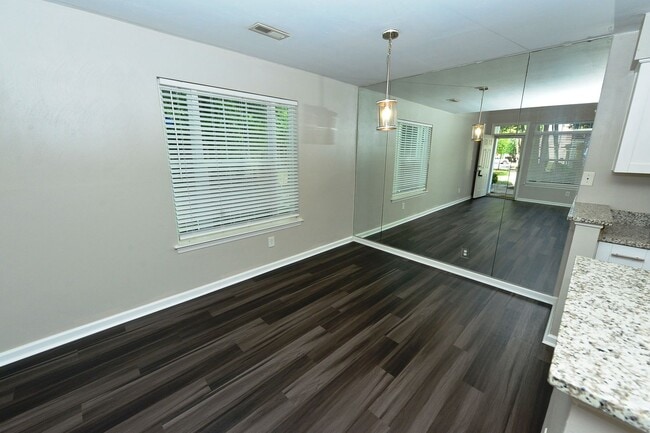 Building Photo - Community Clubhouse, exercise room & pool!