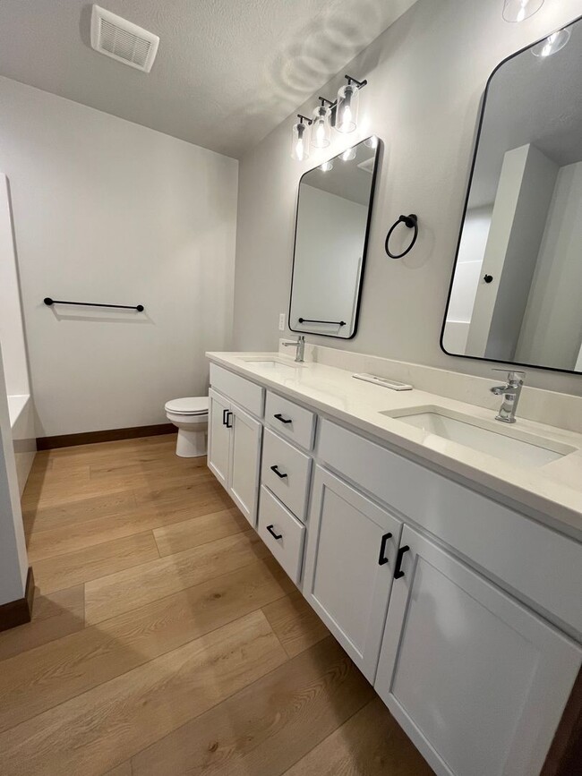 Building Photo - Newly Built 4 Bed/2.5 Bath Townhome in Aspen Ridge!