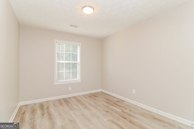 Building Photo - 2975 Northcliff Dr