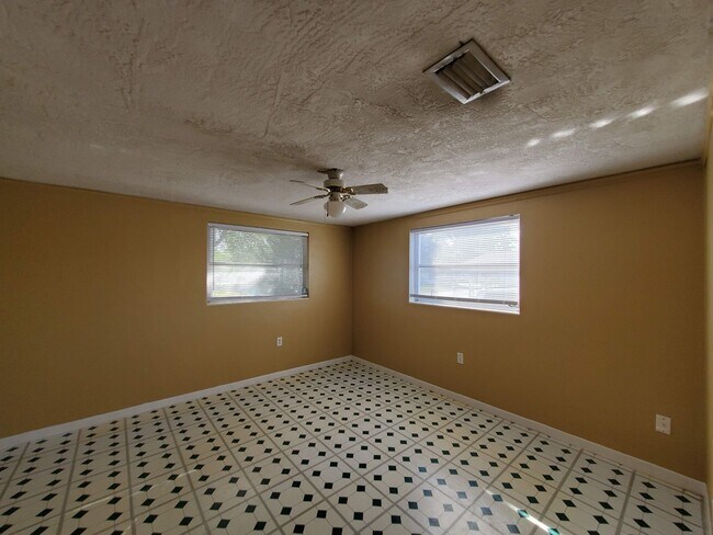 Building Photo - Nice 2/1 Home in Beverly Hills