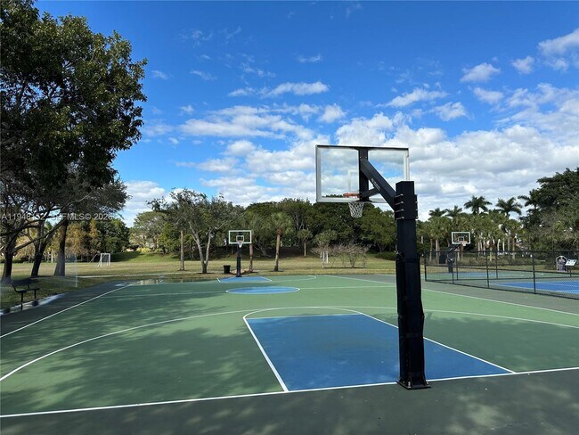 Building Photo - 4192 Laurel Ridge Cir