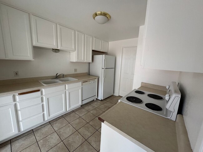 Building Photo - 2 bedroom 1.5 bathroom with large garage i...