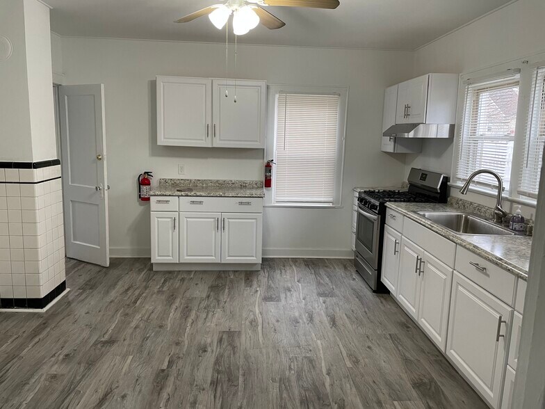 Building Photo - 512 E Frech Ave