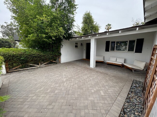 Building Photo - 4016 E Avalon Dr