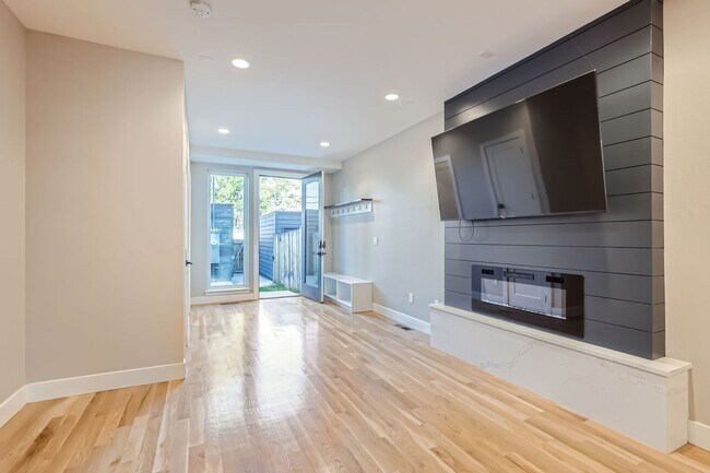 Building Photo - Stunning 3-Bedroom, 3.5-Bathroom Townhouse...