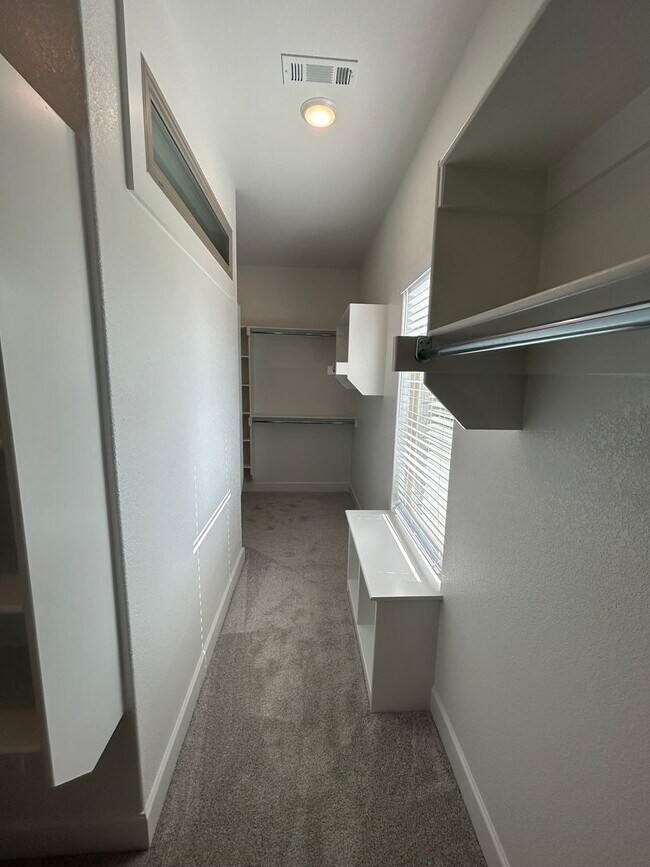 Building Photo - Beautiful Modern Home in Pea Ridge!