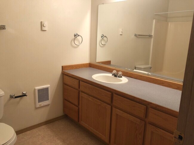 Building Photo - 5475 Glenridge Way