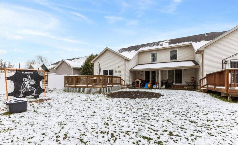 Building Photo - 949 Hudson Ave