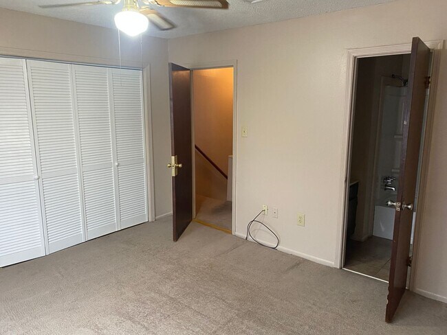 Building Photo - 2 bedroom 2 bath town home in a gated community