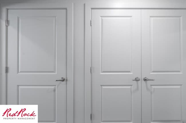 Building Photo - Charming 2 Bedroom End Unit Condo - Pet Friendly!