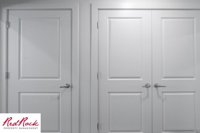 Building Photo - Inviting 2 Bedroom End Unit Condo - Pet Friendly!