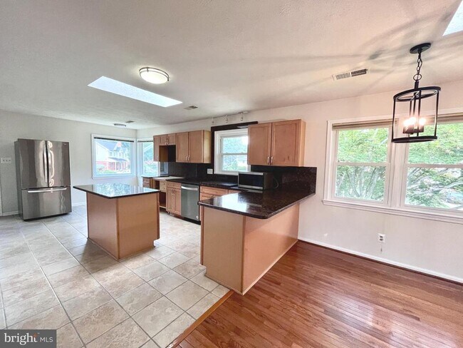 Building Photo - 5350 Ravensworth Rd