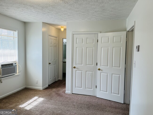 Building Photo - 42 Robinson St