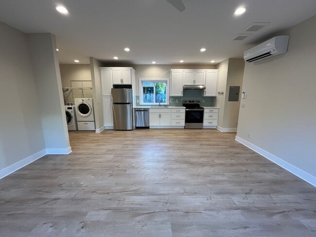 Building Photo - 3155 Dogwood Dr S