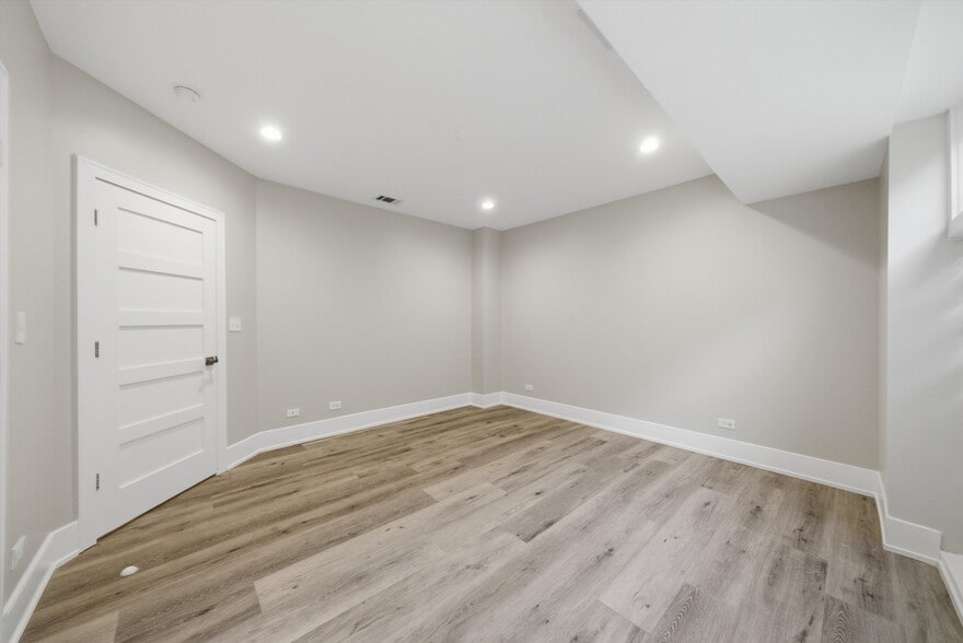 Building Photo - 308 W Evergreen Ave