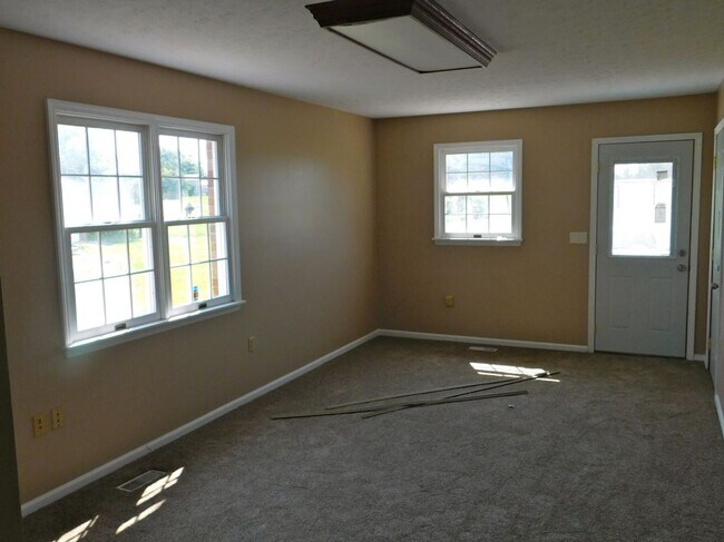 Building Photo - 5 acres and a Large 6 bedroom house. Extra garages and sheds.
