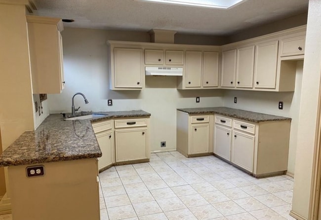 Building Photo - 225 E Maple Ave