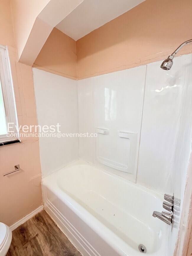 Building Photo - 3 Bed/1 Bath Home with Off-Street Parking / Pet-Friendly / Vouchers Accepted / Available Now!