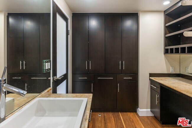 Building Photo - 2220 Ave of the Stars