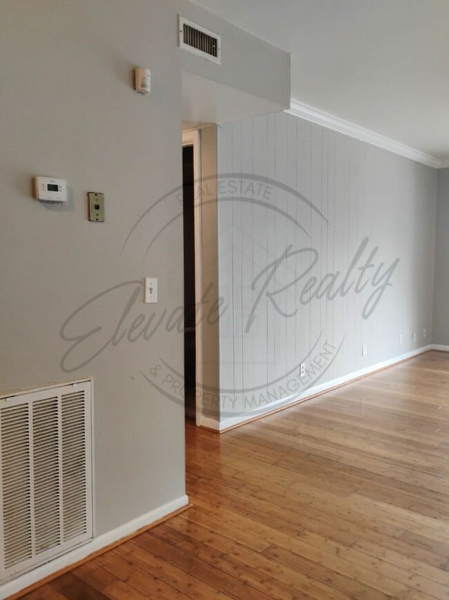 Building Photo - Charming 1 Bedroom | 1 Bath Upstairs Apart...