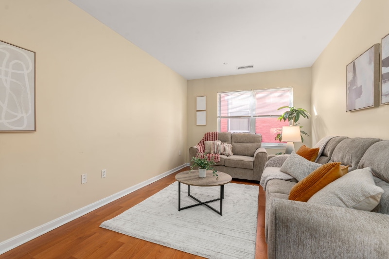 Building Photo - 327 Centre St