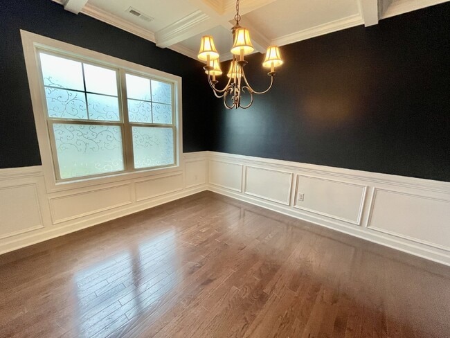Building Photo - 5 bed, 3 bath Nest in Surrey Meadows