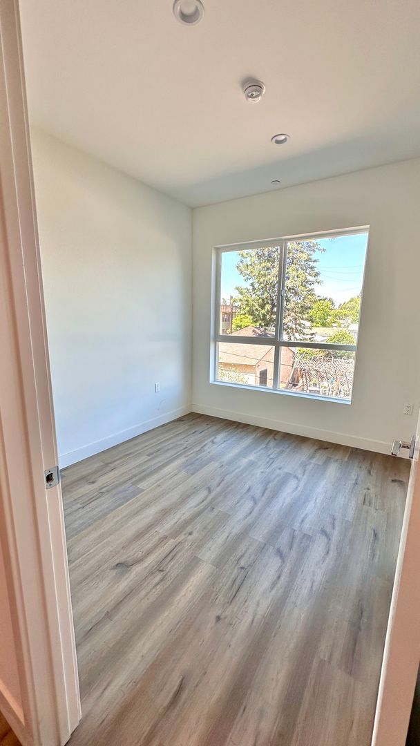 Building Photo - Spacious 3-Bedroom Low-Income Unit – Conte...