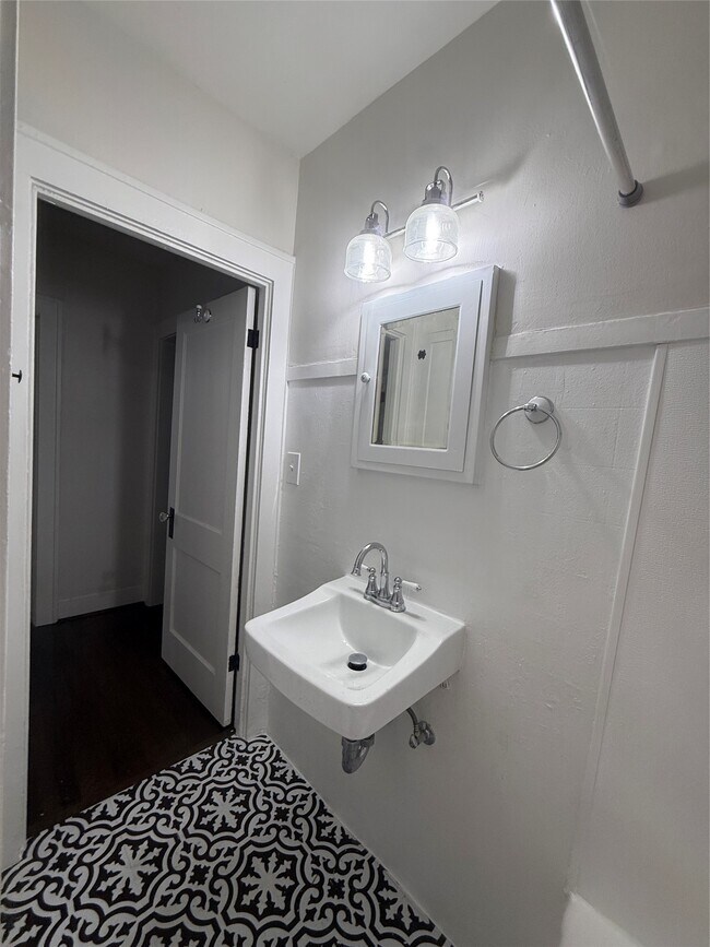 Building Photo - 1136 Berthea St