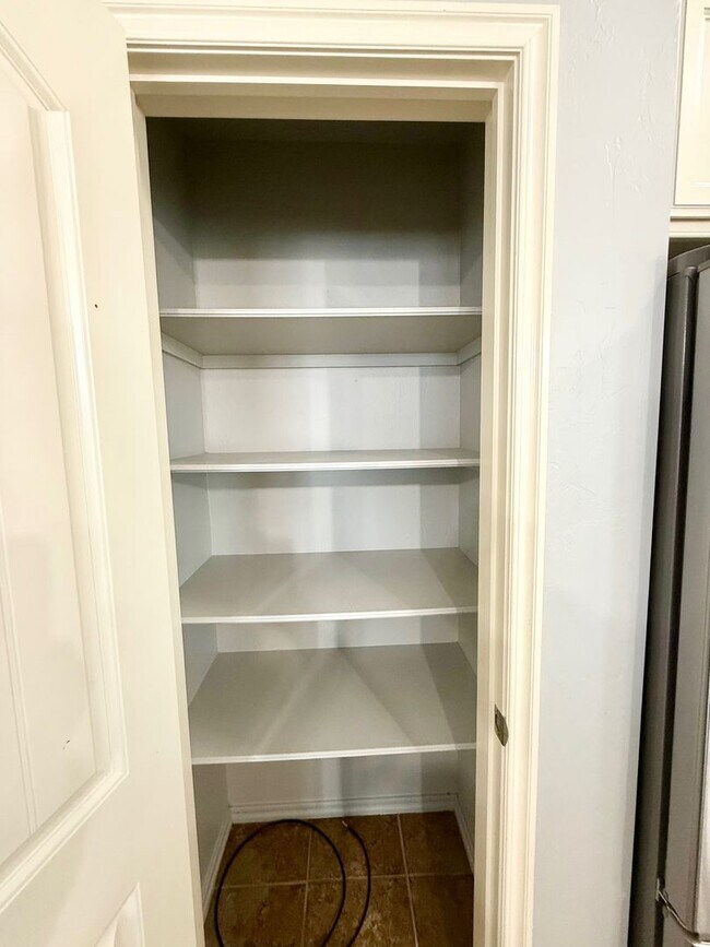 Building Photo - Great Family Home, Great Neighborhood