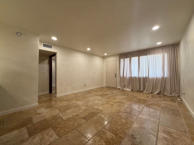 Building Photo - Beautifully updated condo!