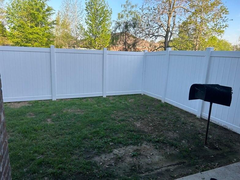 Fenced back yard - 14248 Woodtrace Ct