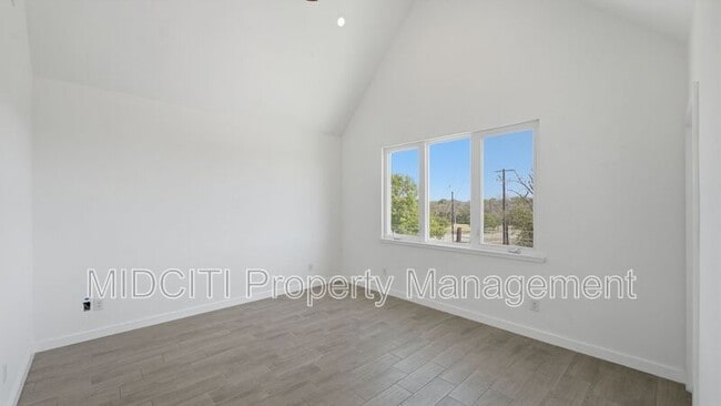 Building Photo - 895 E Mather St